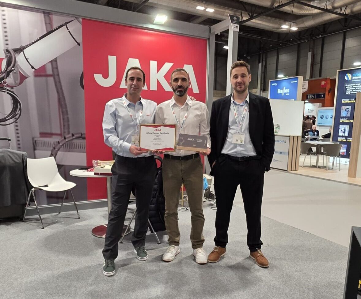 JAKA Robotics îi înmânează AMC certificatul de partener oficial